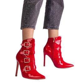 Des bottes rouges ont été vernies sur un talon haut