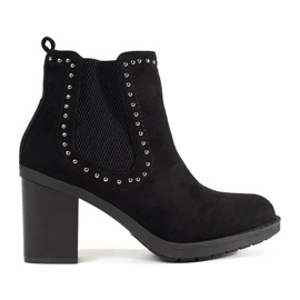 Bottes en daim noir sur le poteau décoré de strass le noir