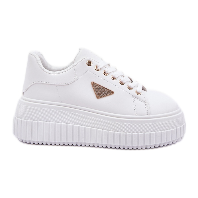 Baskets élégantes sur une plate-forme blanche massive