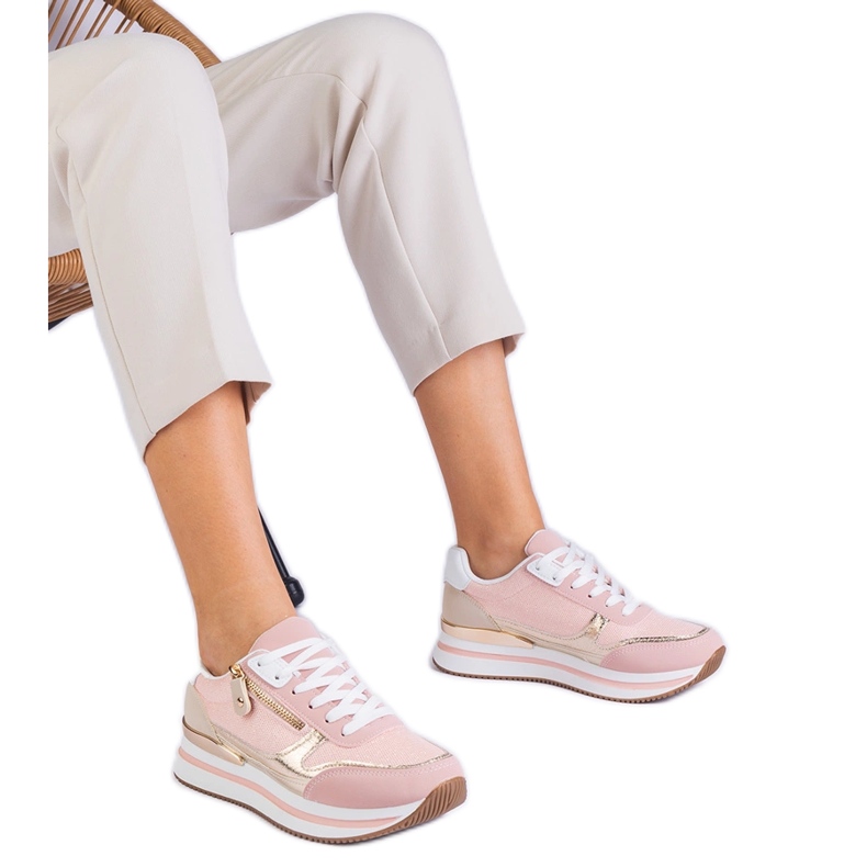 Baskets sportives roses sur la plate-forme avec une insertion d'or Baskets sportives roses sur la plate-forme avec une insertion d'or