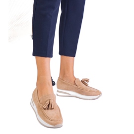 Locons pour femmes beige sur la plate-forme avec franges Locons pour femmes beige sur la plate-forme avec franges