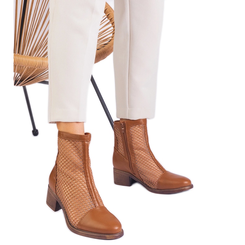 Bottes en mailles brunes sur le poteau