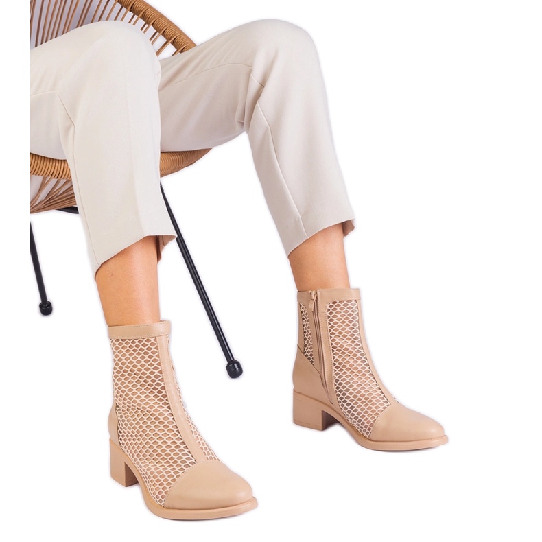 Bottes en maille beige sur le poteau