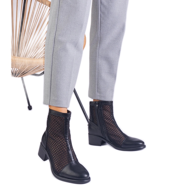 Bottes en mailles noires sur le poteau beige