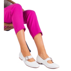 Ballerines blanches verni décorées d'une boucle