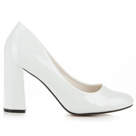 Seastar Pompes sur un large pilier blanc