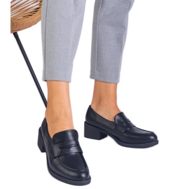 Eco-Pumps Black sur un poteau bas noir