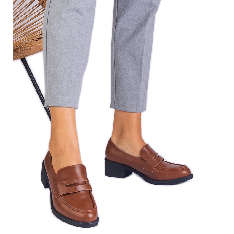 Brun Eco -reather pompes sur un poteau bas Brun Eco -reather pompes sur un poteau bas