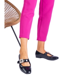 Ballerines vernites noires décorées d'une boucle