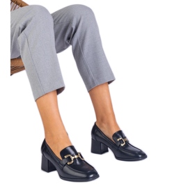 Pompes noires sur le poteau avec une décoration métallique