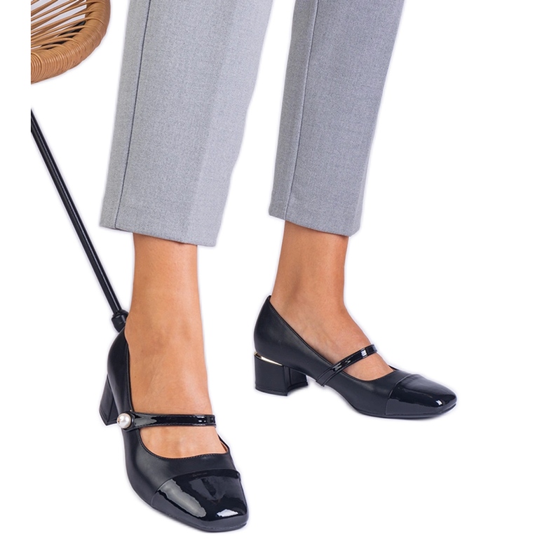 Pompes noires sur le poteau avec un orteil verni le noir