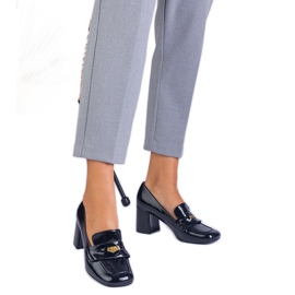 Escarpins laqués noirs sur le poteau