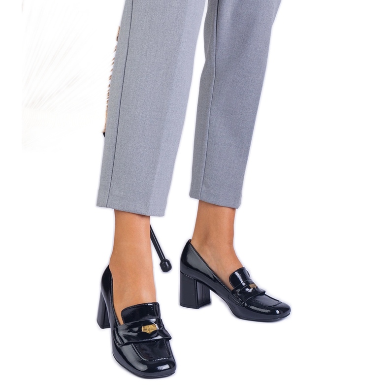 Escarpins laqués noirs sur le poteau le noir Escarpins laqués noirs sur le poteau le noir