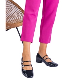 Les pompes noires verni avec une pince avec des zircons le noir