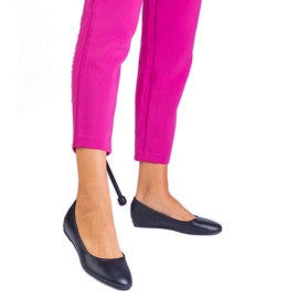 Ballerines noires sur un coin caché d'éco-cuir