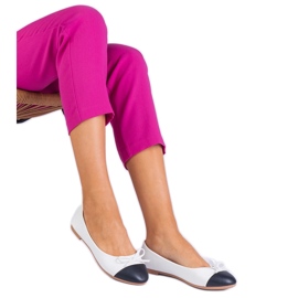 Ballerines blanches avec un arc et un nez noir