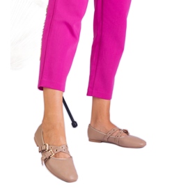 Ballerines beiges en écot-peu décorées de boucles