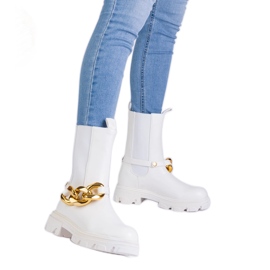 Des bottines blanches décorées d'une chaîne massive Des bottines blanches décorées d'une chaîne massive