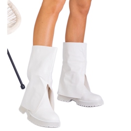 Bottes blanches avec une tige cassée