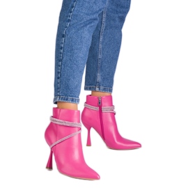 Bottes roses sur un talon haut décoré de zircons