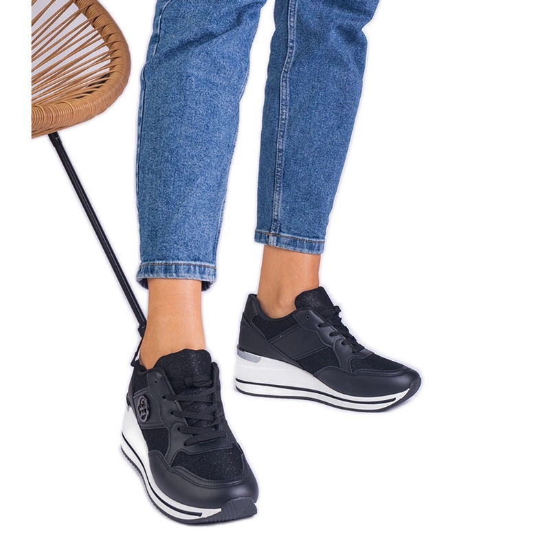 Les baskets pour femmes noires décorées d'un insert métallique le noir Les baskets pour femmes noires décorées d'un insert métallique le noir