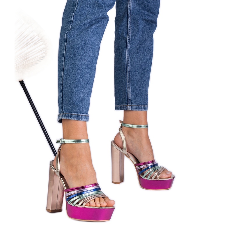 Sandales massives multicolores sur le post rose Sandales massives multicolores sur le post rose