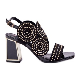 Sandales décorées sur le poteau noir