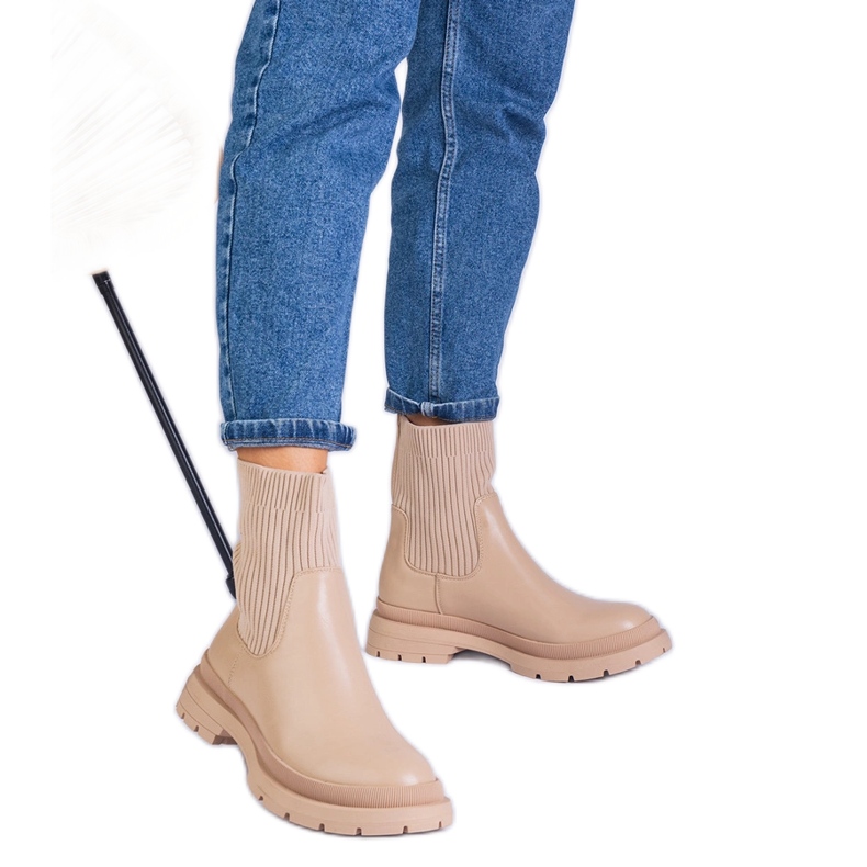 Bottes brunes avec un matériau supérieur beige