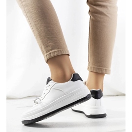 D/GMR Baskets blanches avec une chaîne de Maring D/GMR Baskets blanches avec une chaîne de Maring