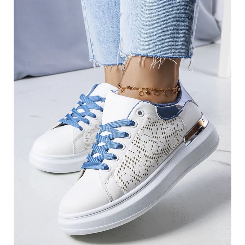 D/GMR Chaussures blanches et bleues ornées de perforations d'Erin D/GMR Chaussures blanches et bleues ornées de perforations d'Erin