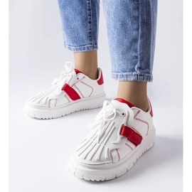 D/GMR Baskets blanches et rouges sur la plateforme Binet D/GMR Baskets blanches et rouges sur la plateforme Binet