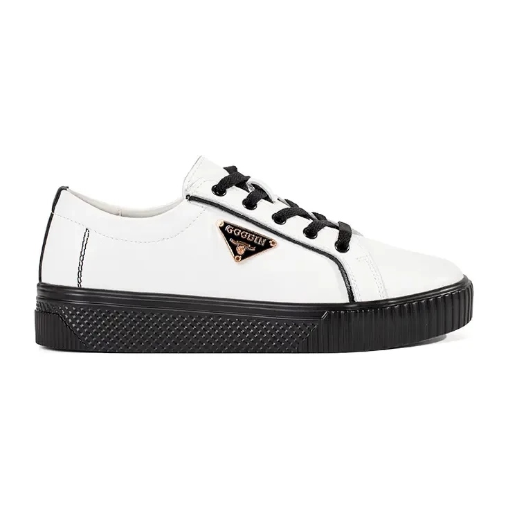 Goodin Baskets blanches et noires en cuir sur une semelle épaisse
