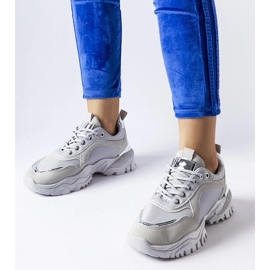 D/GMR Baskets grises avec un accent Lodgeville argenté D/GMR Baskets grises avec un accent Lodgeville argenté