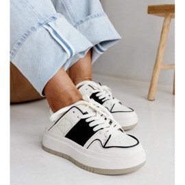 Baskets en cuir blanc et blanc sur la semelle épaisse d'Abrar