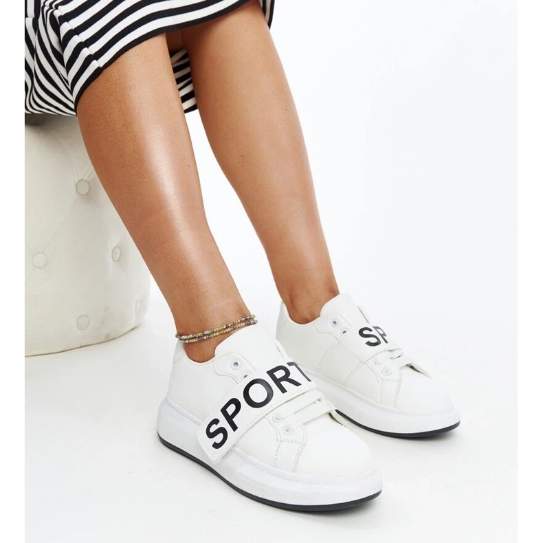 Baskets blanches sur la plate-forme Ayna