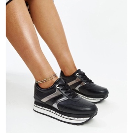 Baskets noires sur la semelle haute de Mehari