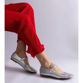 D/CEO Ballerines argentées à bout verni fermées par velcro par Jaurès D/CEO Ballerines argentées à bout verni fermées par velcro par Jaurès