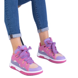 Baskets féminines roses avec laçage décoratif