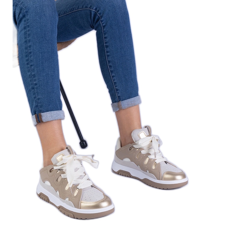 Baskets féminines beiges avec laçage décoratif