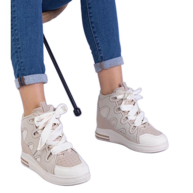 Baskets féminines beige avec lacets épais