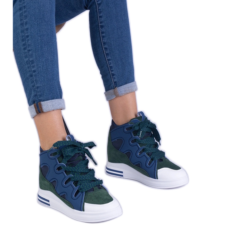 Baskets des femmes bleues marines avec des lacets épais Baskets des femmes bleues marines avec des lacets épais