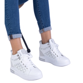 Baskets blanches pour femmes sur un coin caché