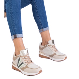 Baskets féminines beige sur un coin caché