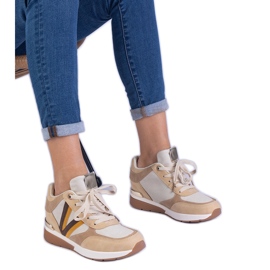 Baskets féminines brunes sur un coin caché