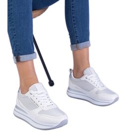Baskets blanches pour femmes sur la plateforme