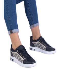 Baskets pour femmes noires sur un coin caché le noir