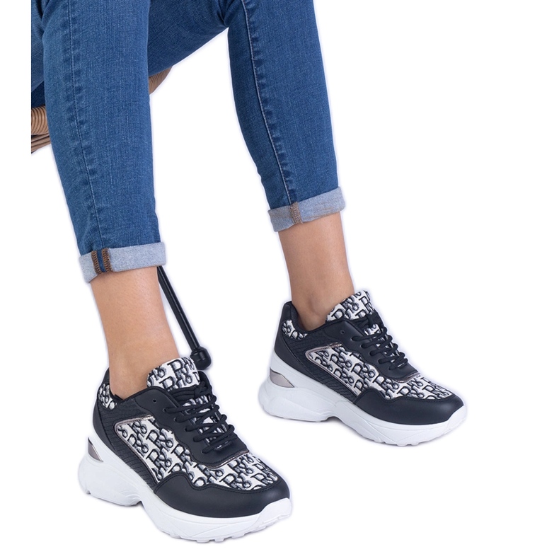 Baskets sportives noires avec une insertion métallique le noir Baskets sportives noires avec une insertion métallique le noir