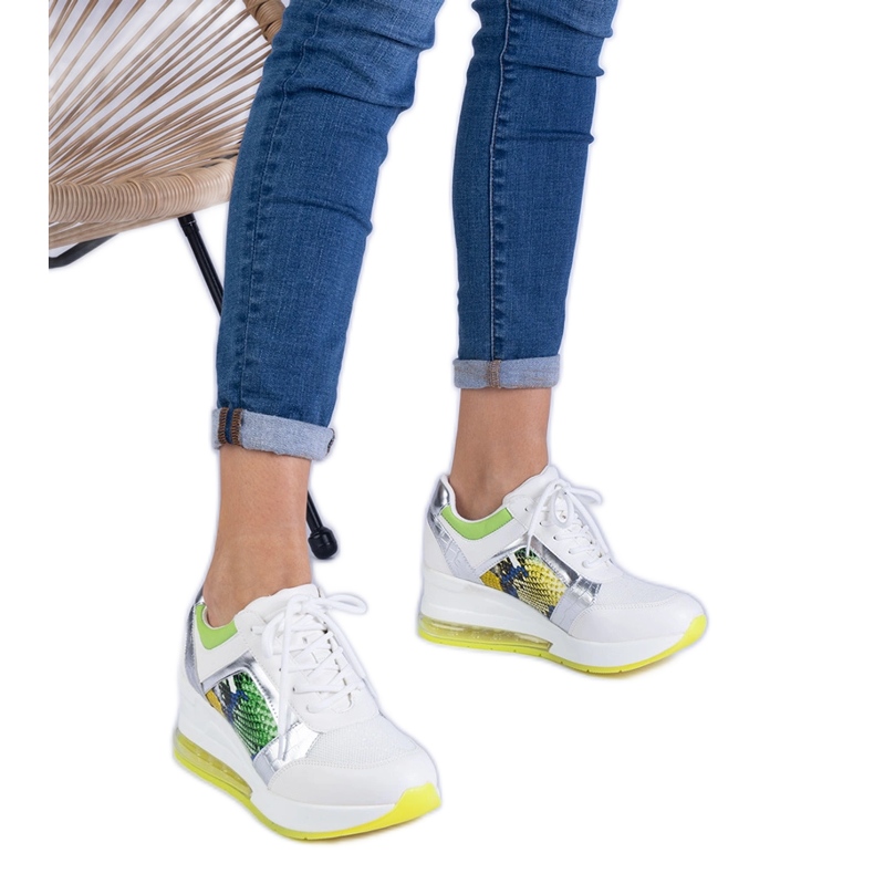 Baskets sportives blanches avec un accessoire coloré