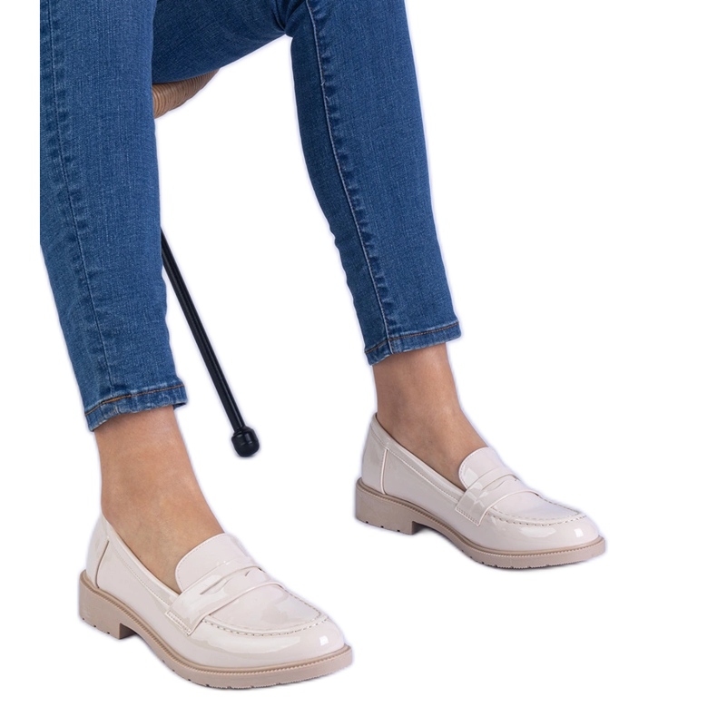 Chaussures beige des femmes, mocassins laqués