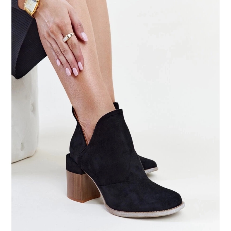 D/CEO Bottines isolées asymétriques noires par Nadica le noir D/CEO Bottines isolées asymétriques noires par Nadica le noir